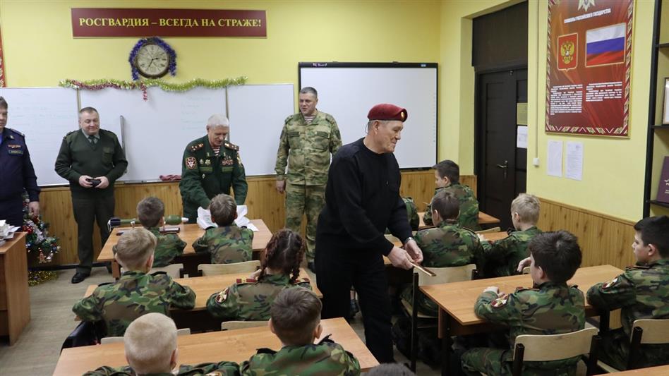 Ветераны Росгвардии поздравили с наступающими праздниками нижегородских кадет