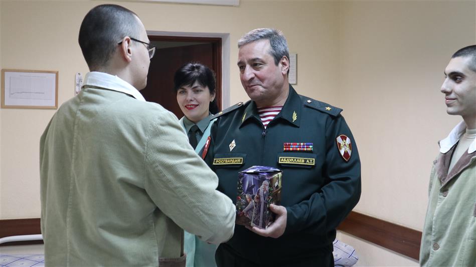 Генерал-майор Алияр Абдуллаев поздравил с наступающим Новым годом военнослужащих по призыву, находящихся на излечении в гарнизонном лазарете