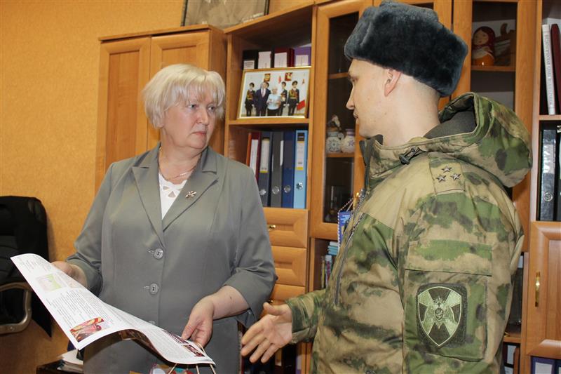 Замруководителя вологодского областного управления Росгвардии поздравил кадет подшефной школы с наступающими праздниками