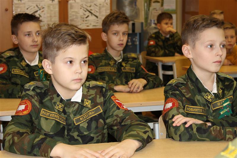 Замруководителя вологодского областного управления Росгвардии поздравил кадет подшефной школы с наступающими праздниками