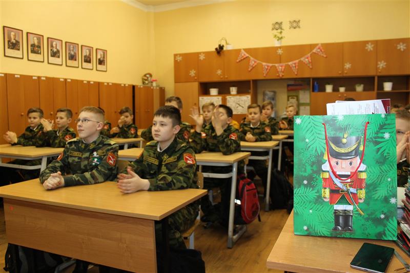 Замруководителя вологодского областного управления Росгвардии поздравил кадет подшефной школы с наступающими праздниками