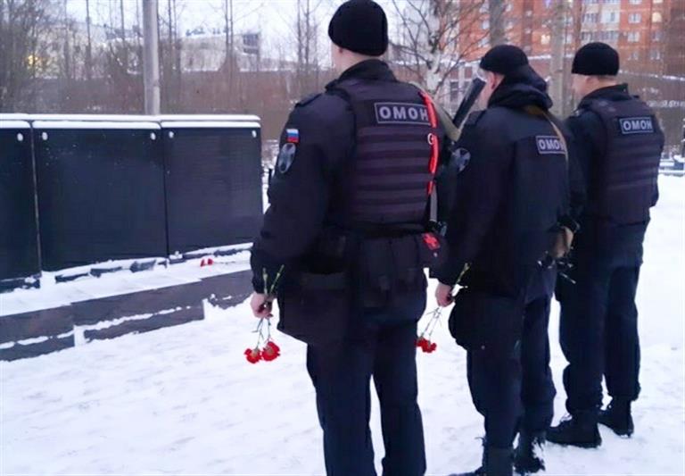 Сотрудники архангельского ОМОН почтили память погибшего бойца отряда