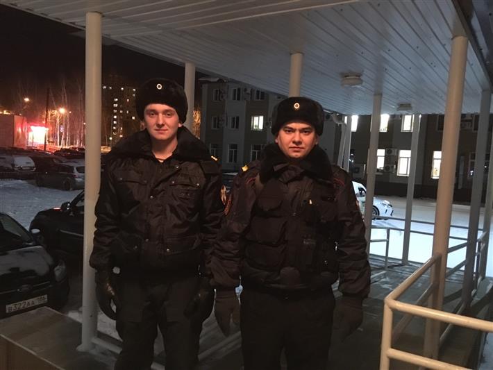 В Югре росгвардейцы эвакуировали жильцов многоэтажного дома во время пожара