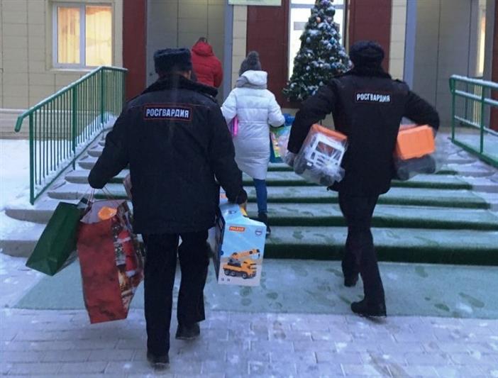 Росгвардейцы Югры приняли участие в предновогодних благотворительных акциях