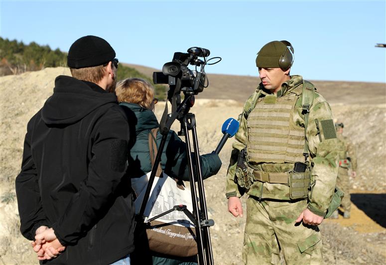 В Крыму офицер Росгвардии, удостоенный звания Героя России, ответил на вопросы журналистов МИА «Россия Сегодня»