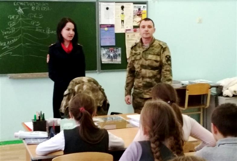 Росгвардейцы Южного округа посвятили Дню Конституции торжественные и тематические мероприятия