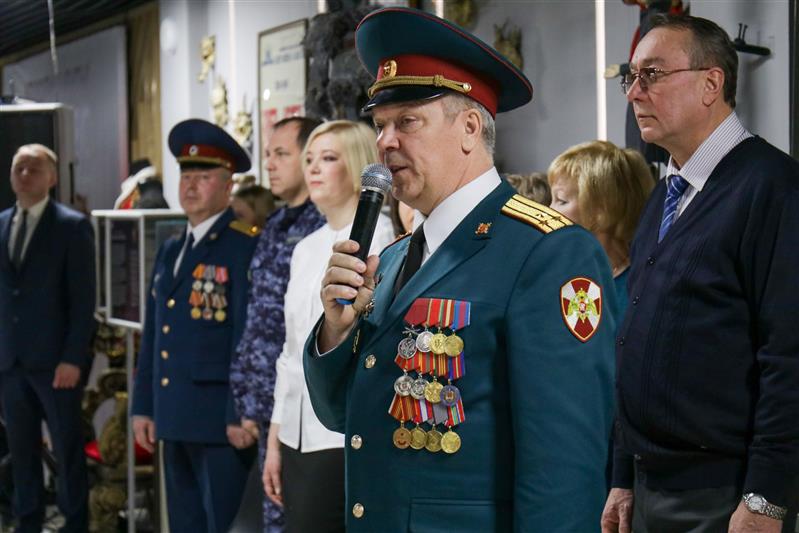 Офицер Росгвардии поздравил челябинских школьников с посвящением в кадеты 
