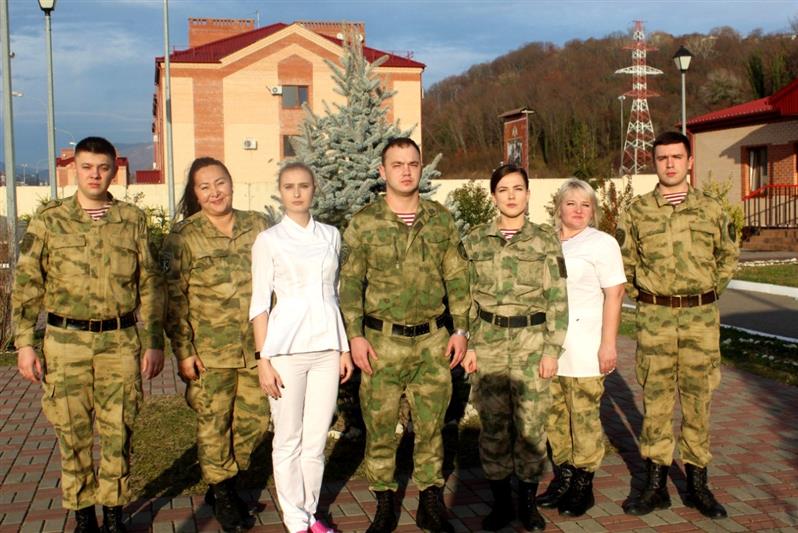 Военнослужащие-медики из Росгвардии оказали первую помощь пострадавшим в ДТП на трассе в Адлере