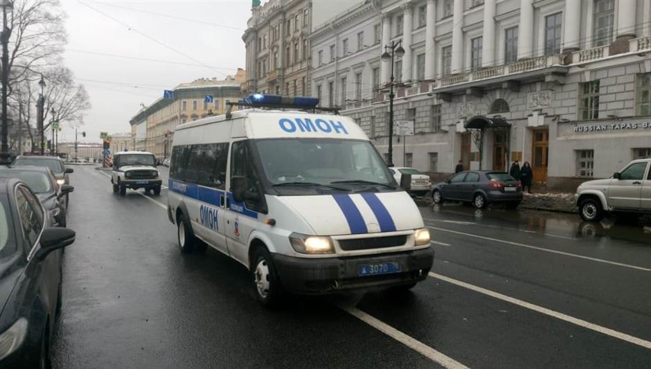 В Санкт-Петербурге сотрудники ОМОН обследовали подозрительные предметы, обнаруженные при проведении земляных работ