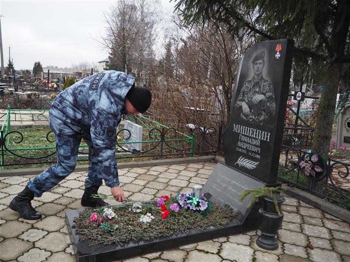 Белгородские росгвардейцы почтили память боевого товарища, погибшего при исполнении служебного долга