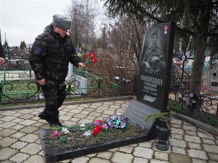 Белгородские росгвардейцы почтили память боевого товарища, погибшего при исполнении служебного долга