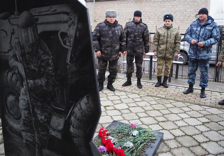 Белгородские росгвардейцы почтили память боевого товарища, погибшего при исполнении служебного долга