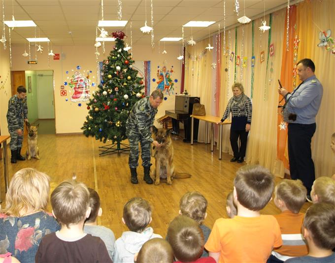 В рамках акции "Росгвардейский Дед Мороз" кировские росгвардейцы поздравили с Новым годом воспитанников социальных учреждений