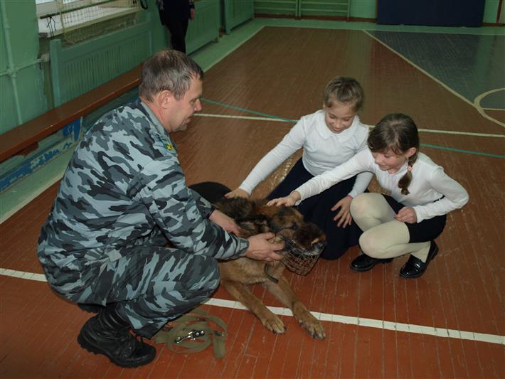 В рамках акции "Росгвардейский Дед Мороз" кировские росгвардейцы поздравили с Новым годом воспитанников социальных учреждений