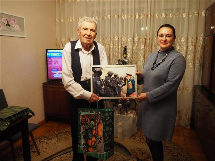 В Белгороде офицер Росгвардии поздравила ветерана Великой Отечественной войны с наступающим Новым годом и Рождеством