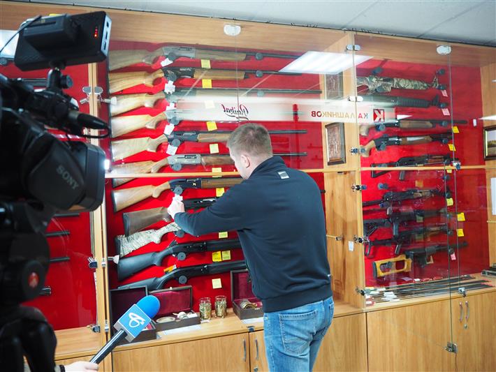 В Белгороде росгвардейцы проверяют оружейные магазины