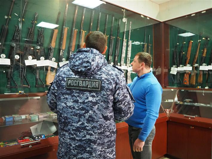 В Белгороде росгвардейцы проверяют оружейные магазины