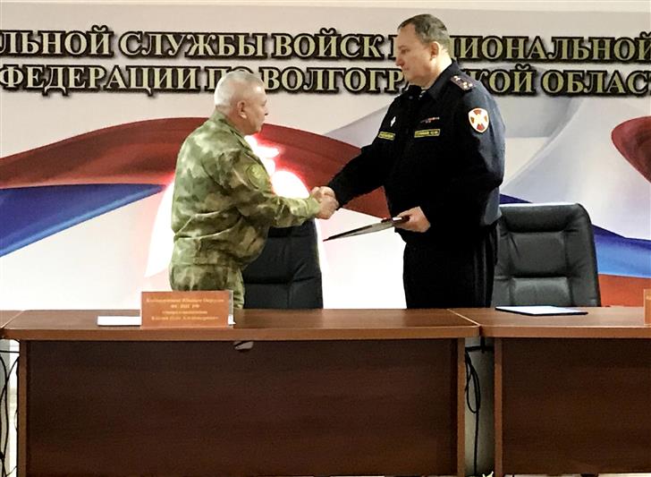 В Волгограде командующий Южным округом Росгвардии поздравил начальника тероргана ведомства с присвоением звания генерал-майора полиции (видео)