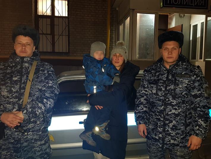 Столичные росгвардейцы вернули матери потерявшегося ребенка