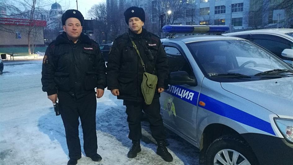 Благовещенские росгвардейцы совместно с пожарным расчетом МЧС эвакуировали жильцов из горящего дома (видео)