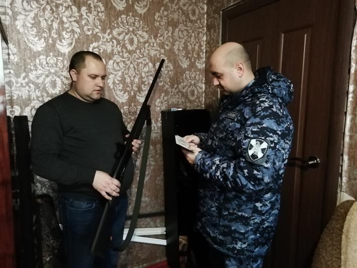 Белгородские росгвардейцы проверили владельцев оружия