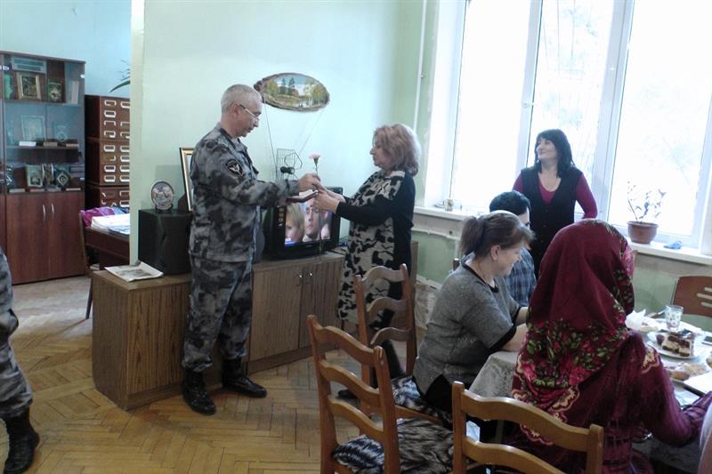 Родственникам погибших сотрудников ОМОН вручили юбилейные медали к 20-летию разгрома боевиков в Дагестане