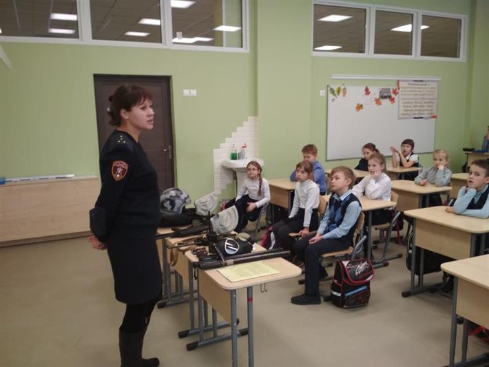 В преддверии Дня Героев Отечества тематические встречи для юных вологжан провели сотрудники Росгвардии