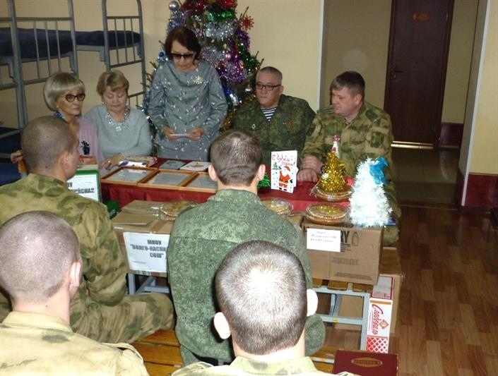 Представительницы комитета солдатских матерей и школьники Астрахани поздравили с наступающими праздниками военнослужащих Росгвардии