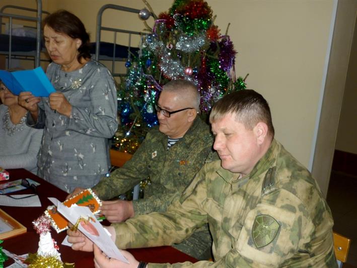 Представительницы комитета солдатских матерей и школьники Астрахани поздравили с наступающими праздниками военнослужащих Росгвардии