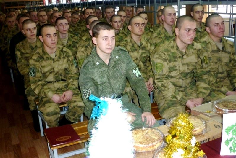 Представительницы комитета солдатских матерей и школьники Астрахани поздравили с наступающими праздниками военнослужащих Росгвардии