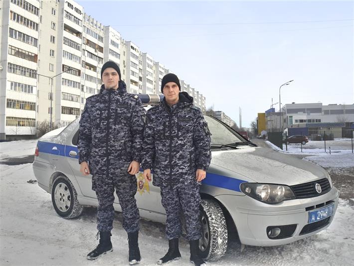 Казанские росгвардейцы оказали помощь автоледи с ребенком, которая попала в сложную ситуацию на дороге 