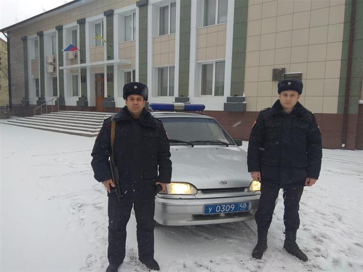 Росгвардейцы пришли на помощь жителю Липецка, у которого во время движения загорелся автомобиль