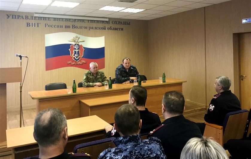 Командующий Южным округом Росгвардии проинспектировал подразделения ведомства в Волгограде и встретился с главой региона