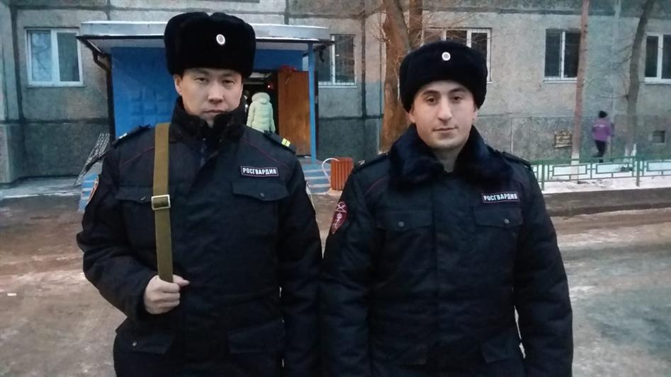 Тюменские росгвардейцы оказали помощь экстренным службам в эвакуации людей во время пожара (видео)