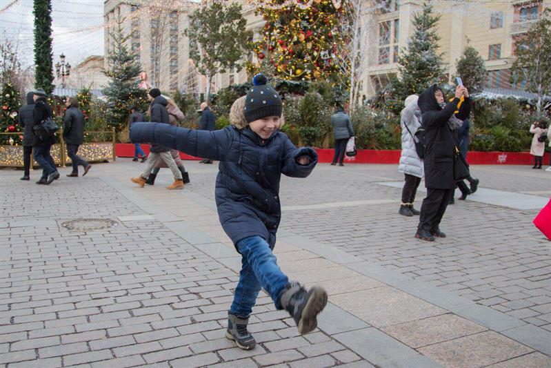 Финалисты фестиваля детской патриотической песни Росгвардии совершили экскурсию по предновогодней столице