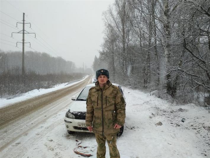 В Калуге военнослужащие Росгвардии оказали помощь попавшему в ДТП водителю