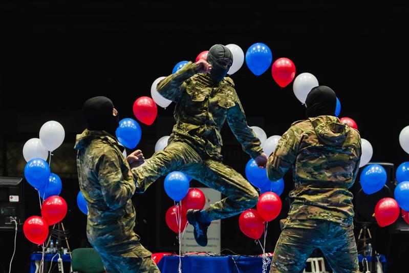 Бойцы магнитогорского ОМОН провели показательное выступление для гостей и участников Всероссийского турнира по олимпийскому тхэквондо