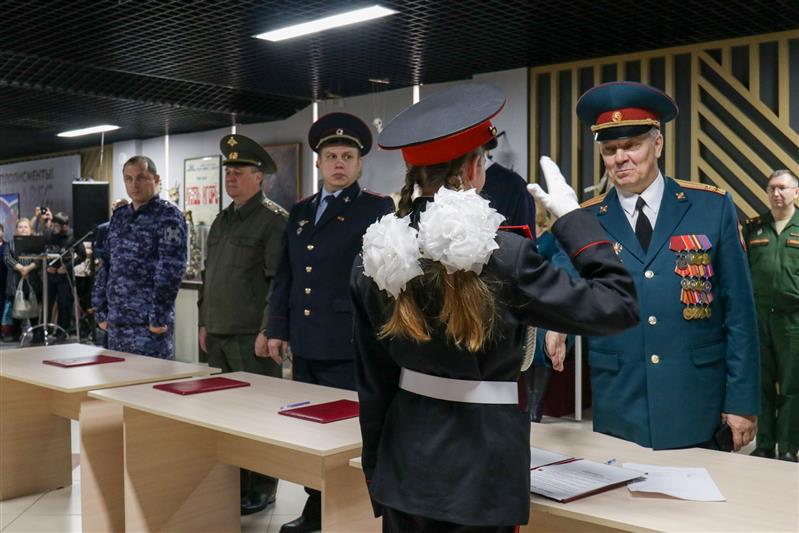 Офицер Росгвардии поздравил челябинских школьников с посвящением в кадеты 