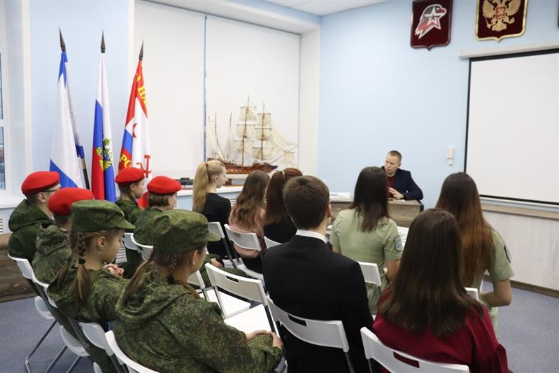 Представитель Росгвардии провёл занятие с юными корреспондентами в Архангельске  