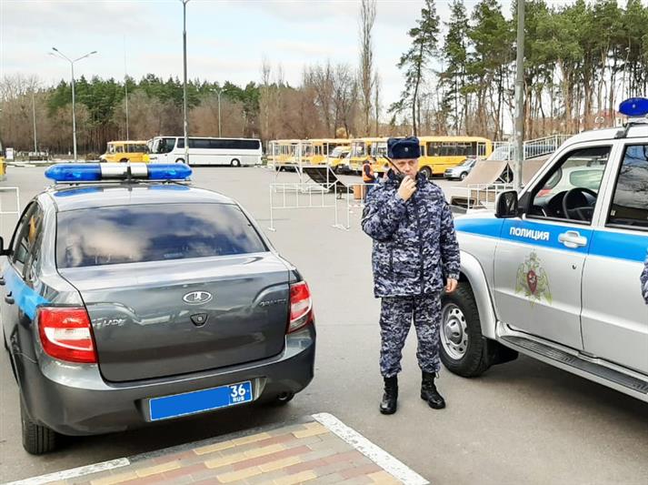 В Воронежской области сотрудники Росгвардии разыскали угнанный автомобиль и задержали его похитителей