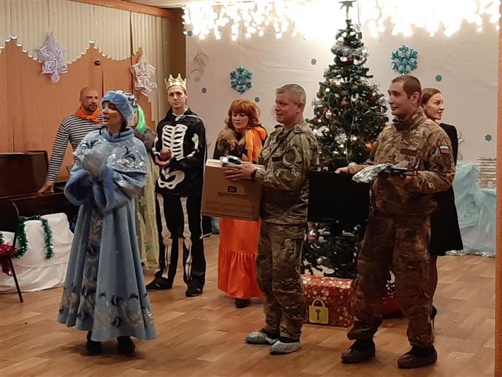 Сотрудники Росгвардии поздравили воспитанников Мурманского центра социальной помощи семье и детям с Новым годом и наступающим Рождеством