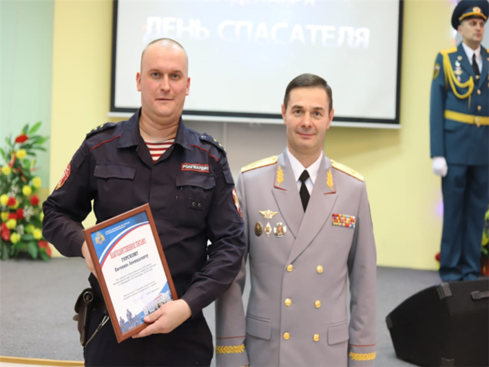 В Кузбассе наградили росгвардейцев за спасение людей