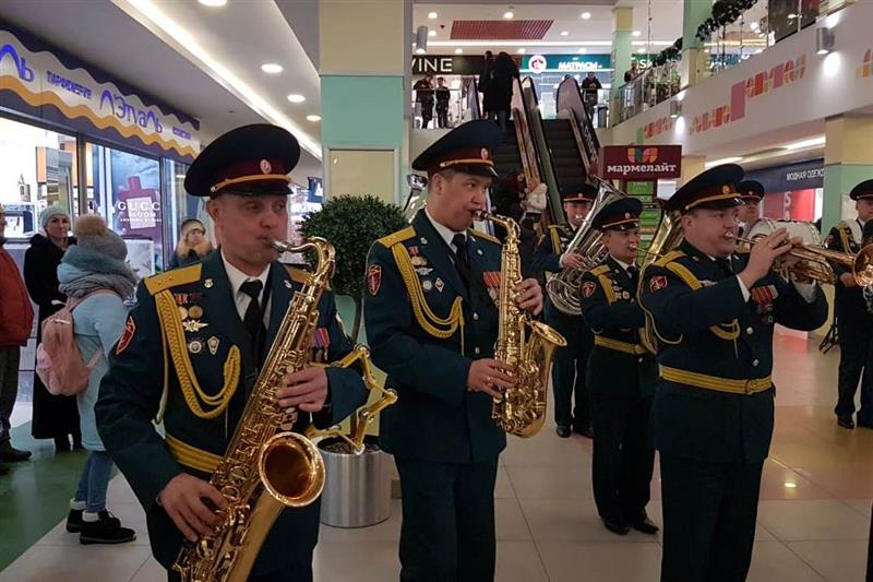 Оркестр Северского соединения Сибирского округа Росгвардии поздравил горожан с Новым годом 