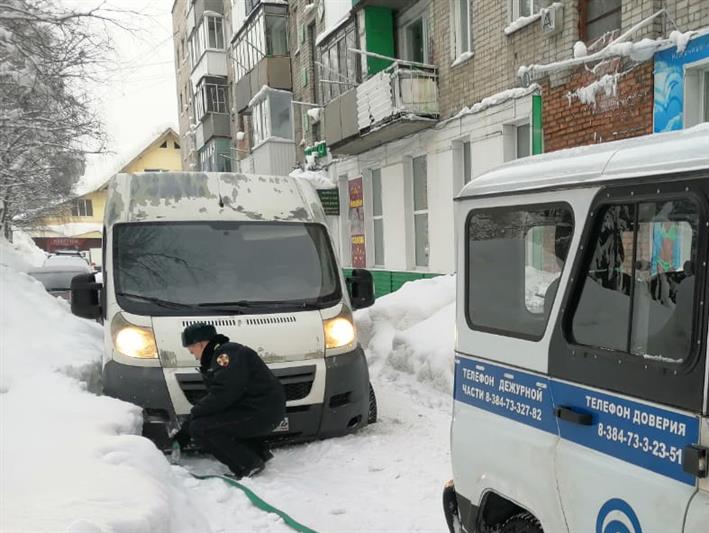 В Кузбассе бойцы Росгвардии помогли водителю, попавшему в трудную дорожную ситуацию 