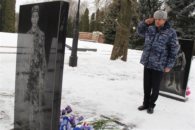 Курские росгвардейцы почтили память товарищей, погибших при исполнении служебных обязанностей на Северном Кавказе 