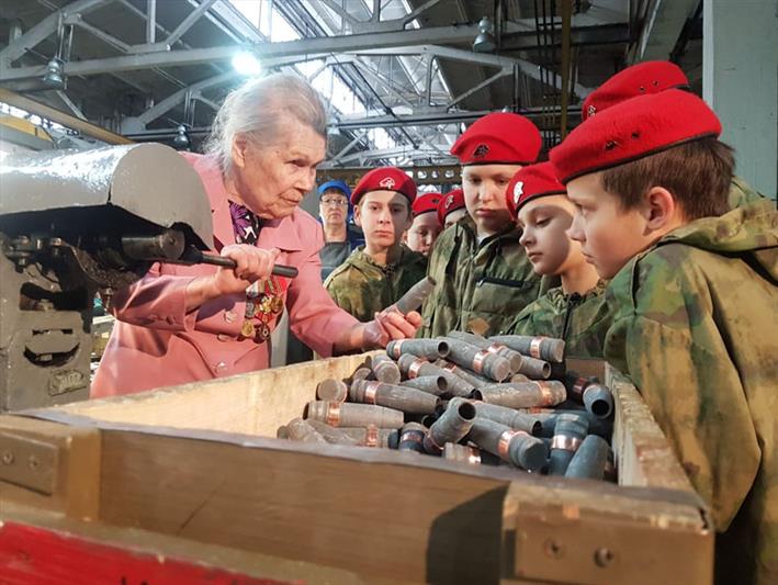 Подшефные Росгвардии познакомились с историей кузбасского предприятия, которое в годы войны выпускало оборонную продукцию 