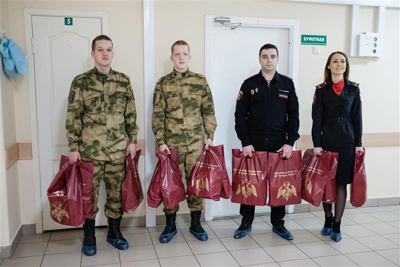 Росгвардейцы поздравили с Новым годом маленьких пациентов Тульской детской областной клинической больницы 