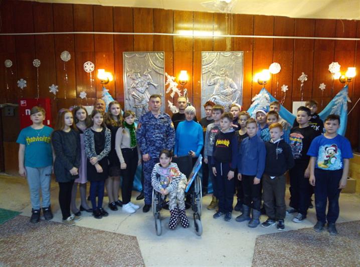 Росгвардейцы провели патриотическое занятие для ребят из военно-спортивного клуба и девочки с ограниченными возможностями по здоровью 