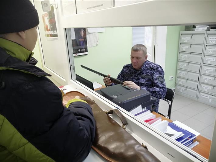 На Ямале сотрудники Росгвардии в новогодние каникулы организовали дни приема граждан и провели проверки владельцев оружия в местах его хранения 