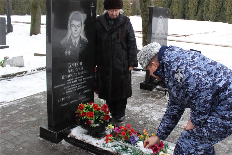 Курские росгвардейцы почтили память товарищей, погибших при исполнении служебных обязанностей на Северном Кавказе 